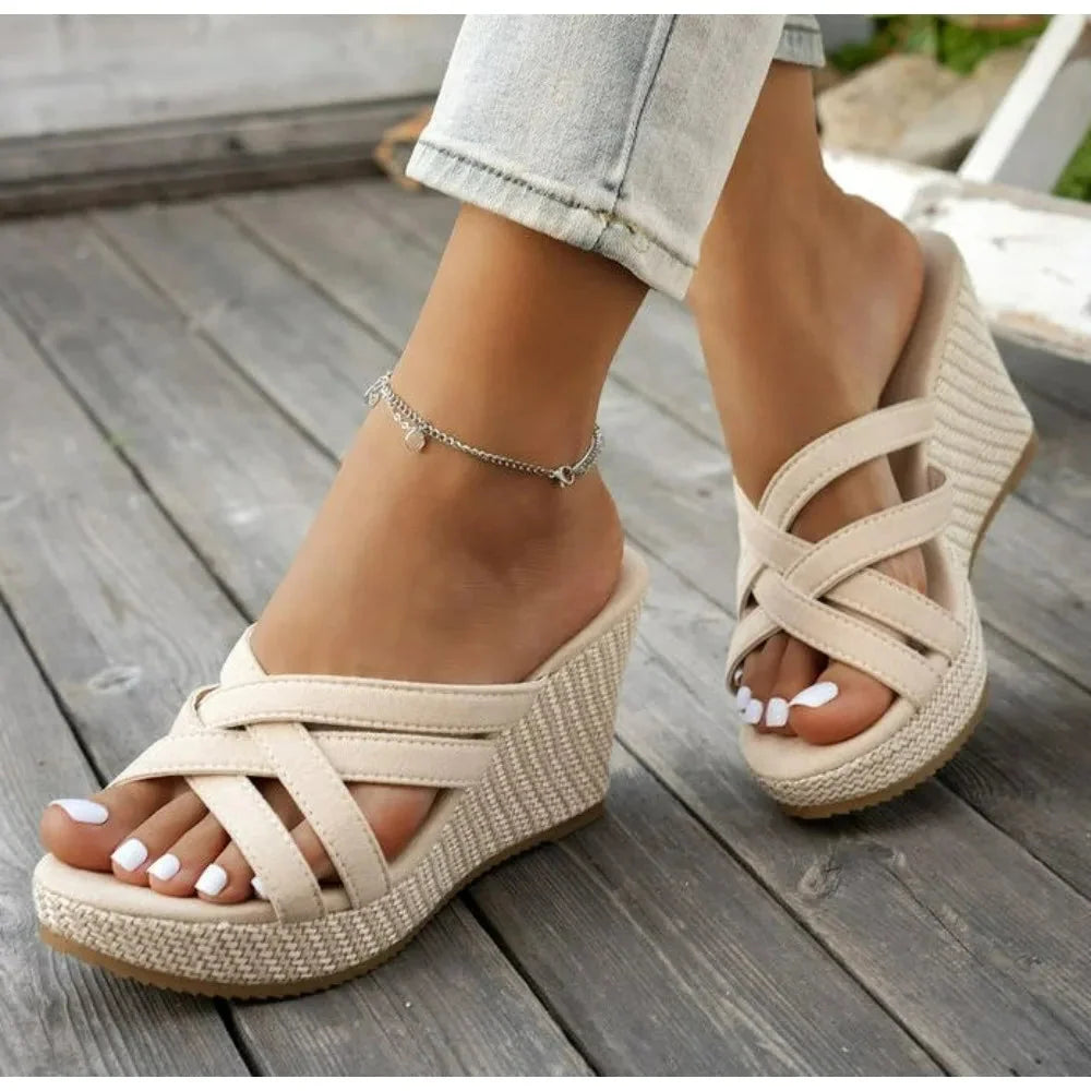 Adeline | Keilsandalen mit gekreuzten Riemen