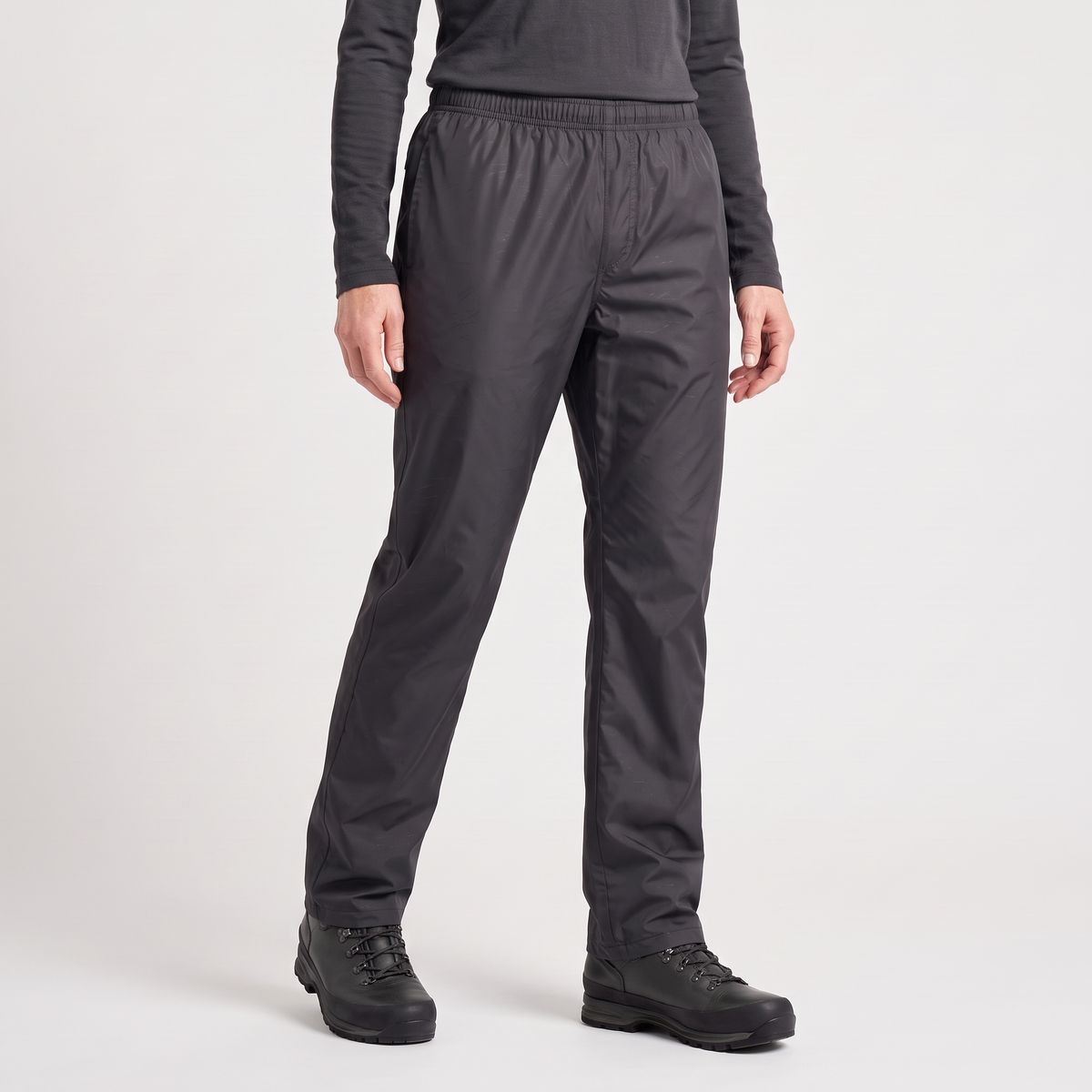 WanderShell wasserdichte Wanderhose in Anthrazit, an Damen-Model