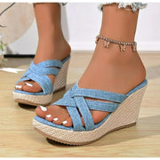 Adeline | Keilsandalen mit gekreuzten Riemen
