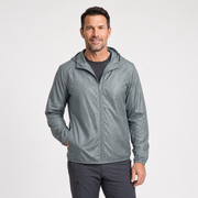 PackShell packbare Regenjacke in Salbeigrau, am Model