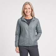 PackShell packbare Regenjacke in Salbeigrau, an Damen-Model