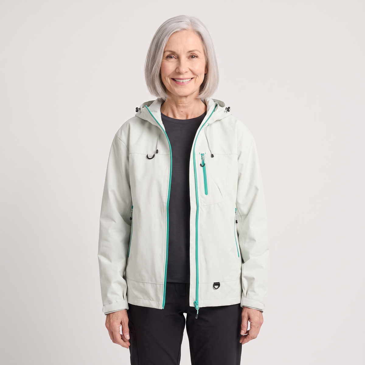 AlpenShell Allwetterjacke in Hellgrau mit Mint-Reißverschlüssen, am Model