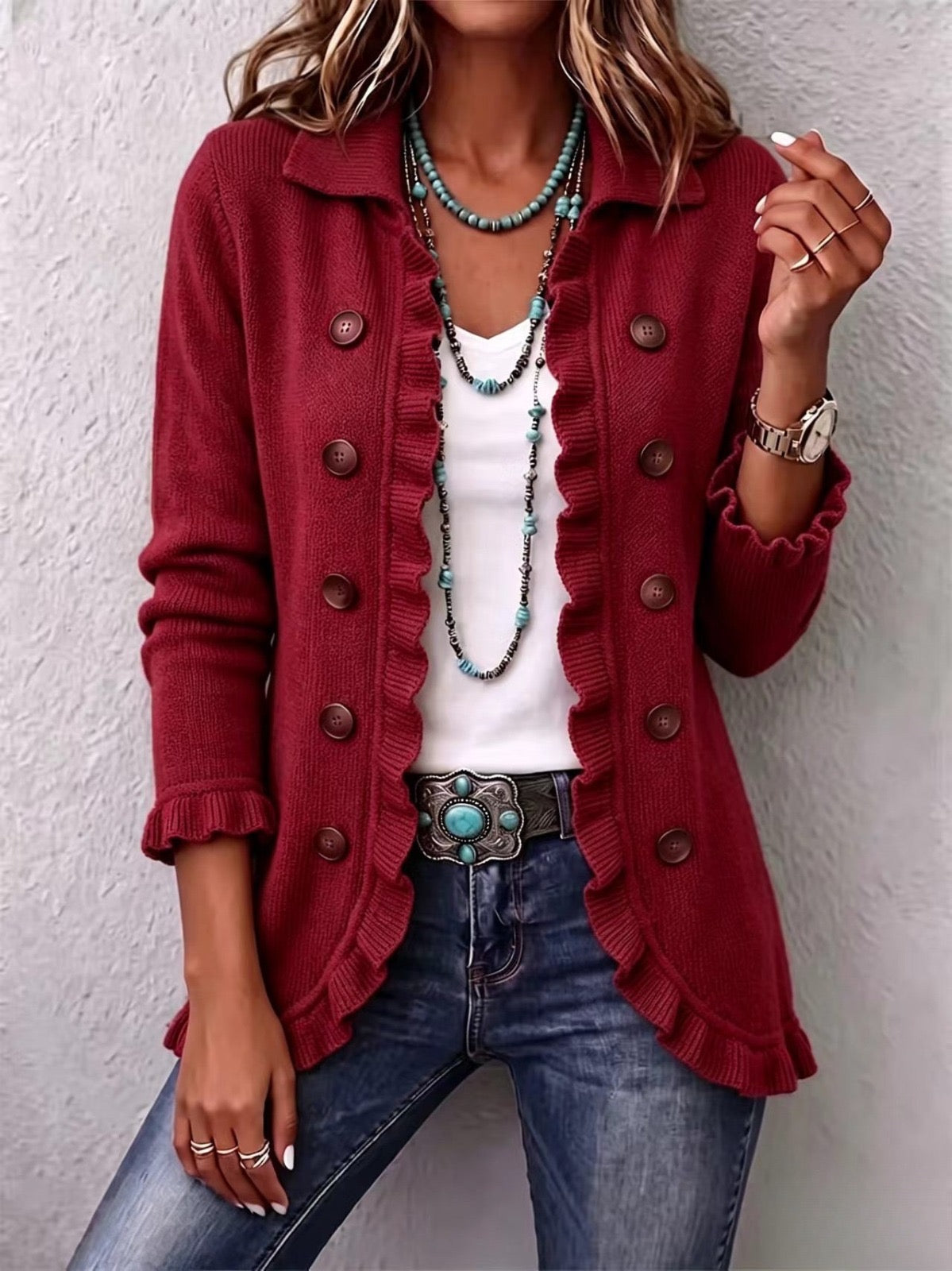 Rosalie | Gerippte Strickjacke mit Rüschen in Rubinrot
